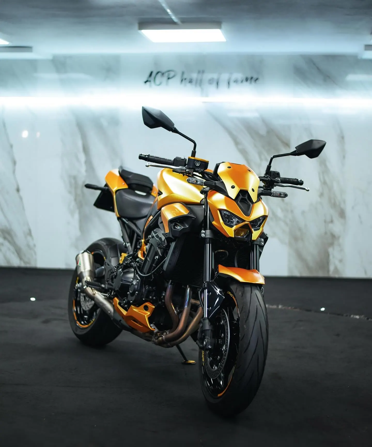 Kawasaki Z900 po celopolepu do fólie Satin Metallic Energetic Yellow