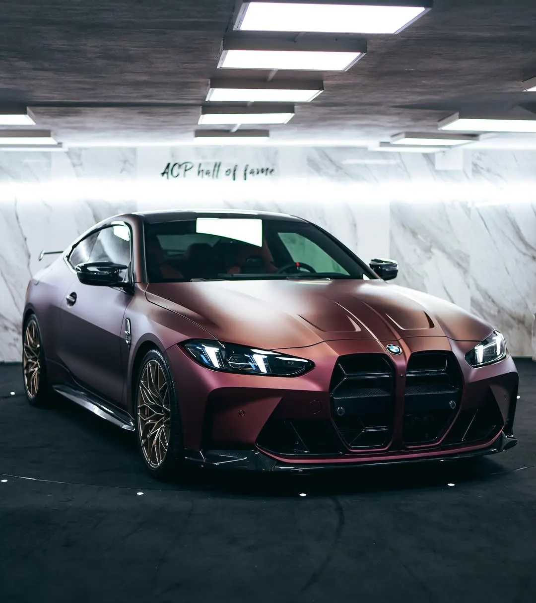 BMW M4 Competition v matné PPF fólii s bronzovými disky ve studiu Autocentra Pařížská