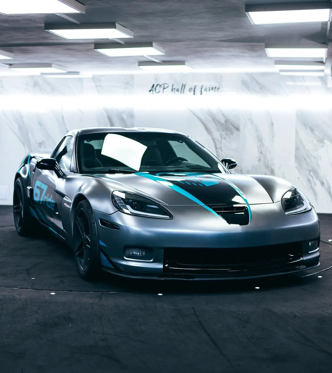 Chevrolet Corvette Z06 C6 po celopolepu v kombinaci černé a stříbrné se závodními pruhy