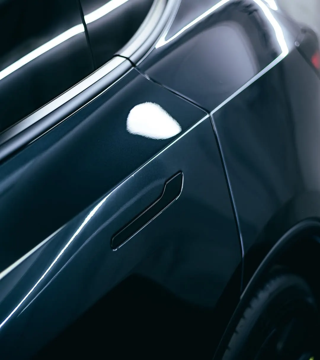 Tesla Model Y v Autocentru Pařížská