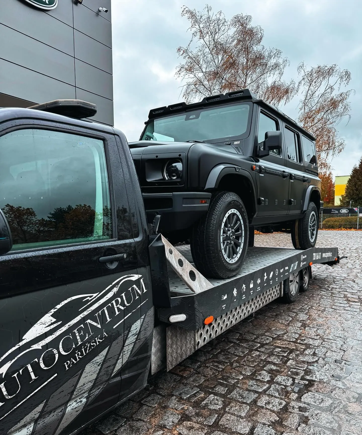 Nakládání vozu na odtahový speciál Autocentra Pařížská