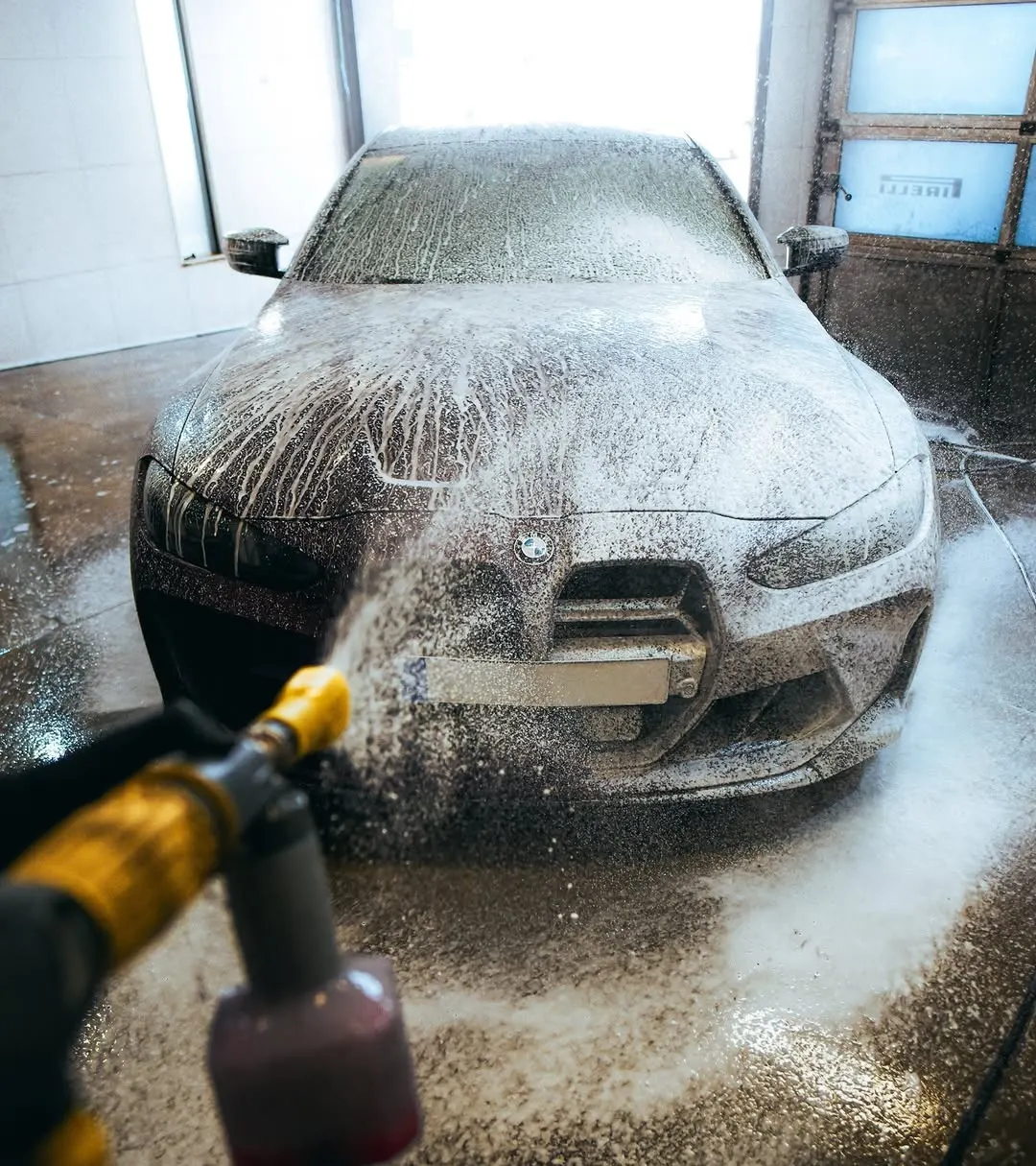 Předmytí vozu aktivní pěnou v Autocentru Pařížská