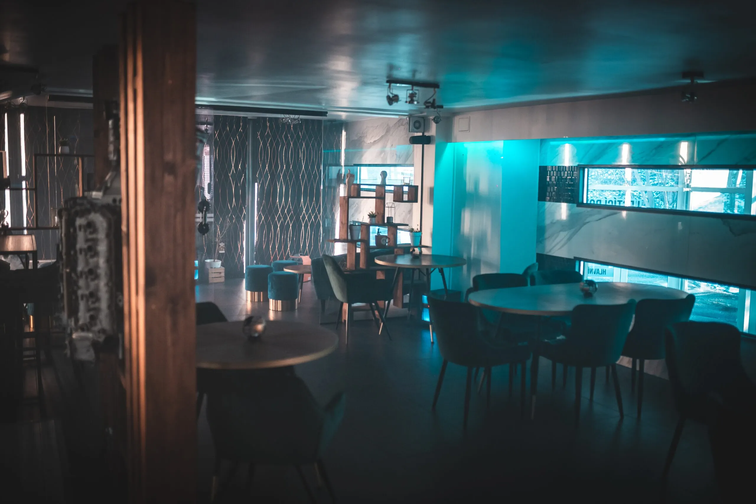 Odpočinková zóna a kavárna CaféPařížská pro zákazníky