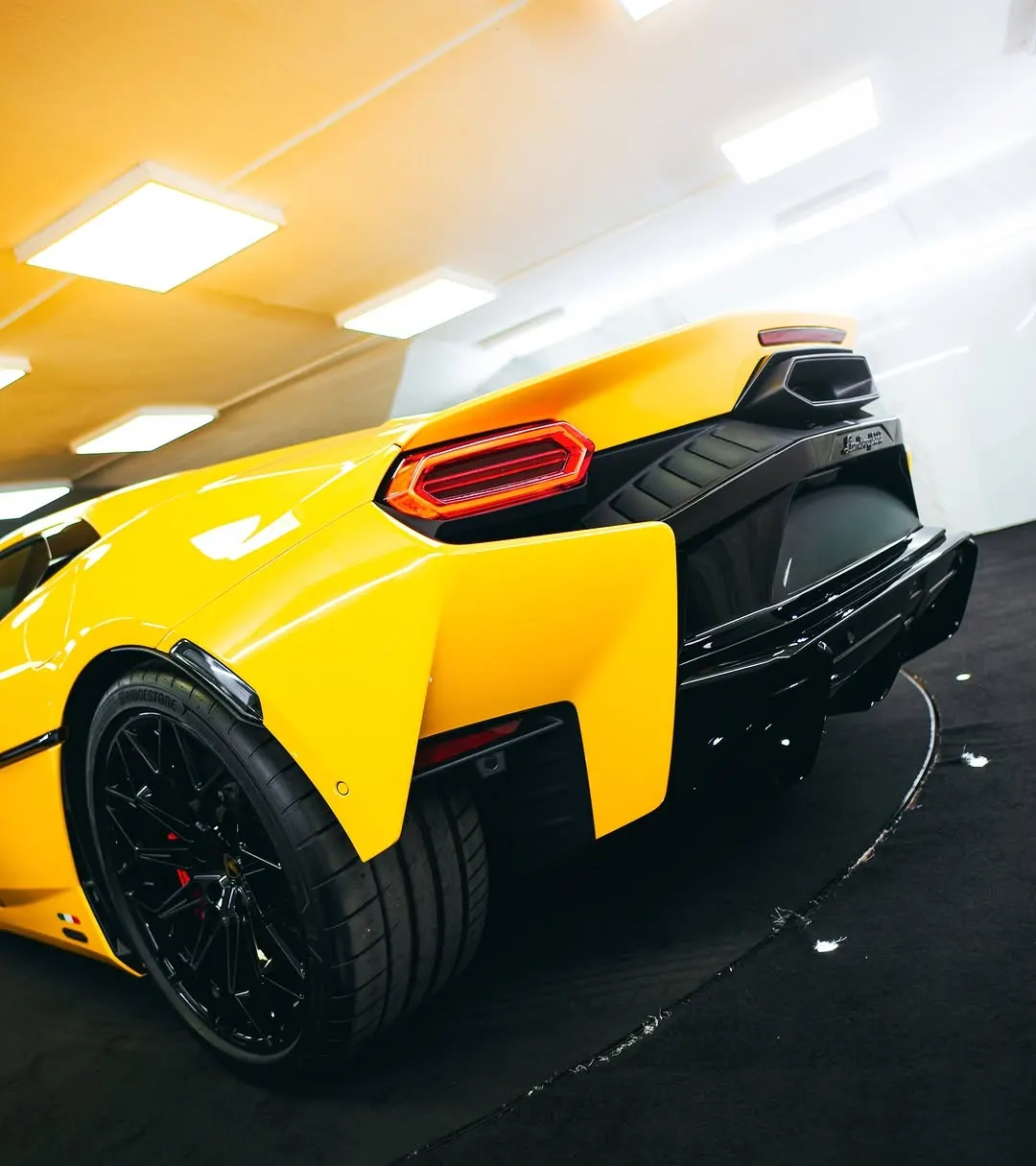 Lamborghini Temerario v showroomu Autocentra Pařížská v Plzni