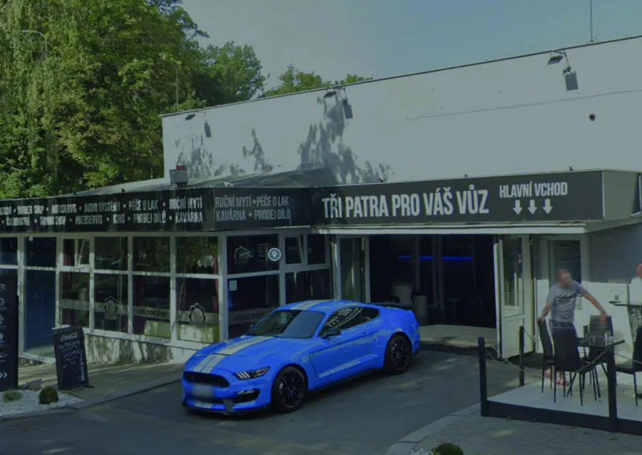 Hlavní vchod do Autocentra Pařížská s nápisem Tři patra pro váš vůz