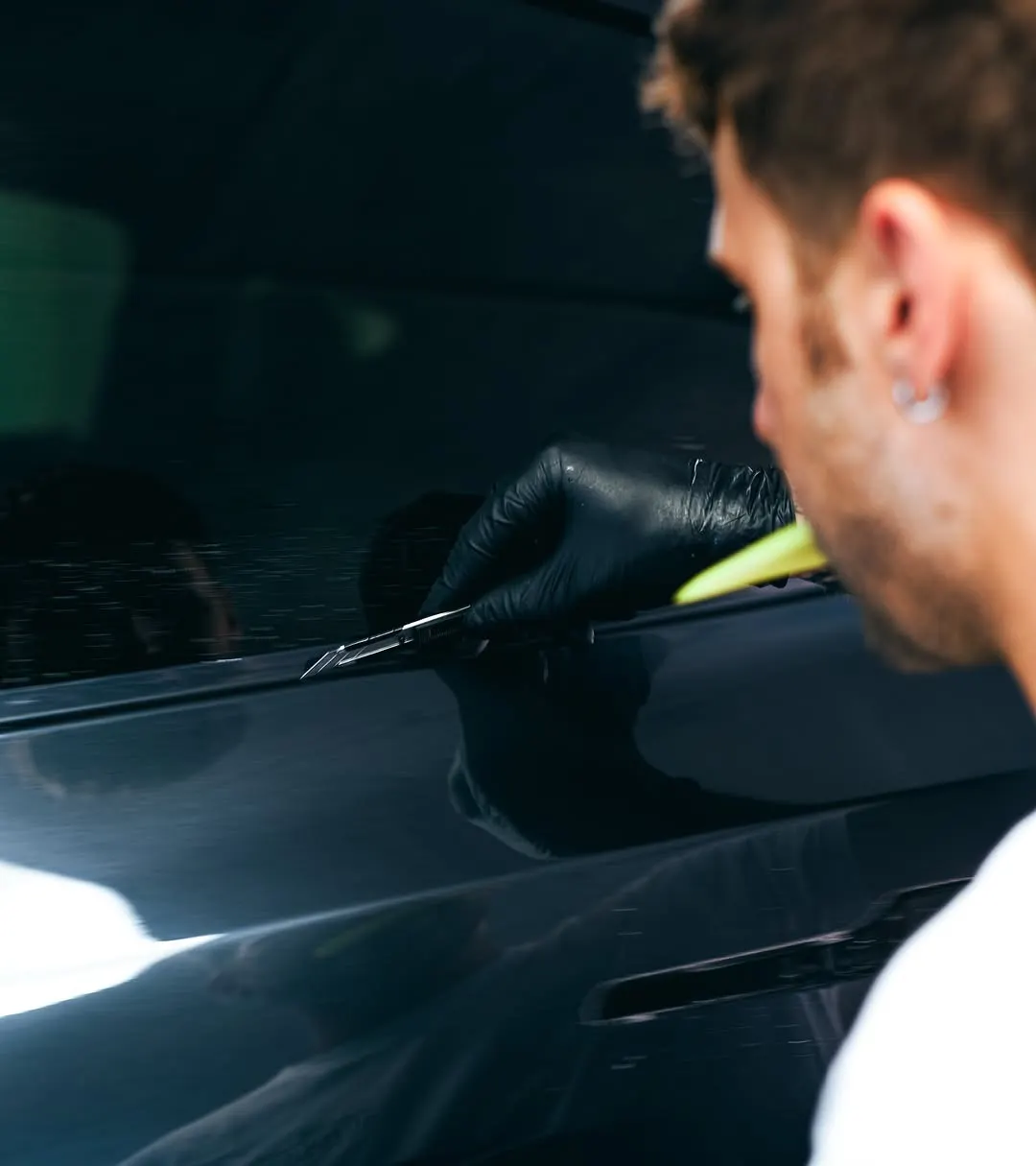 Specialista Autocentra Pařížská při práci na voze