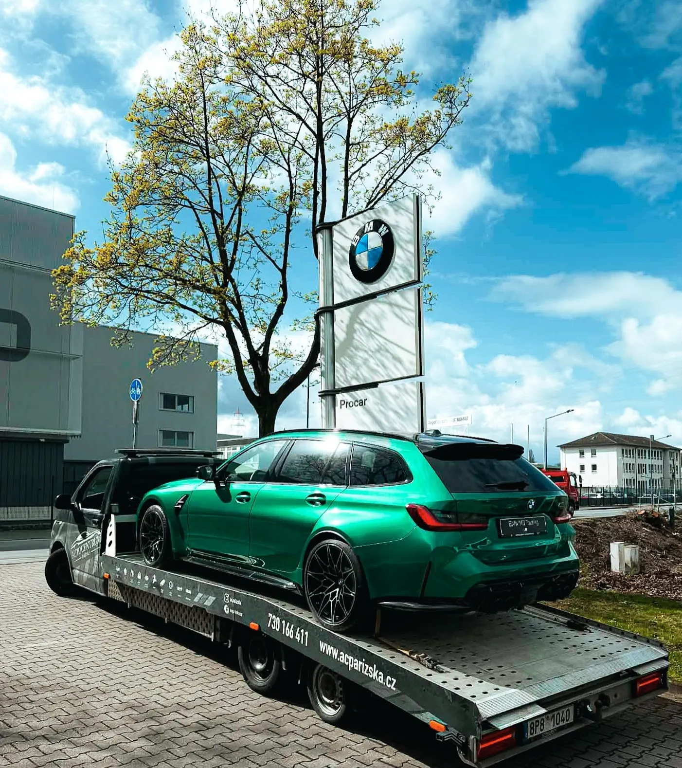 Vůz naložený na odtahovém speciálu Autocentra Pařížská