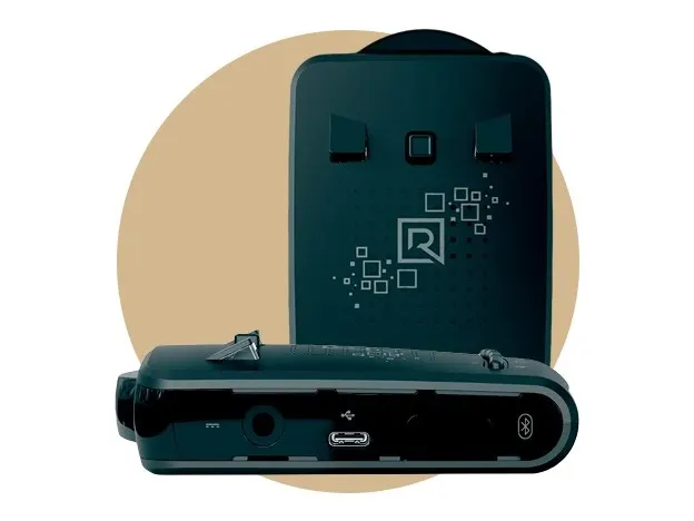 Přenosný antiradar Radago zepředu a ze spodní hrany s konektory