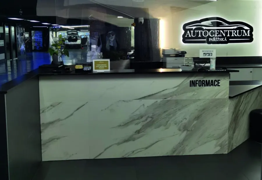 Recepce Autocentra Pařížská s mramorovým pultem