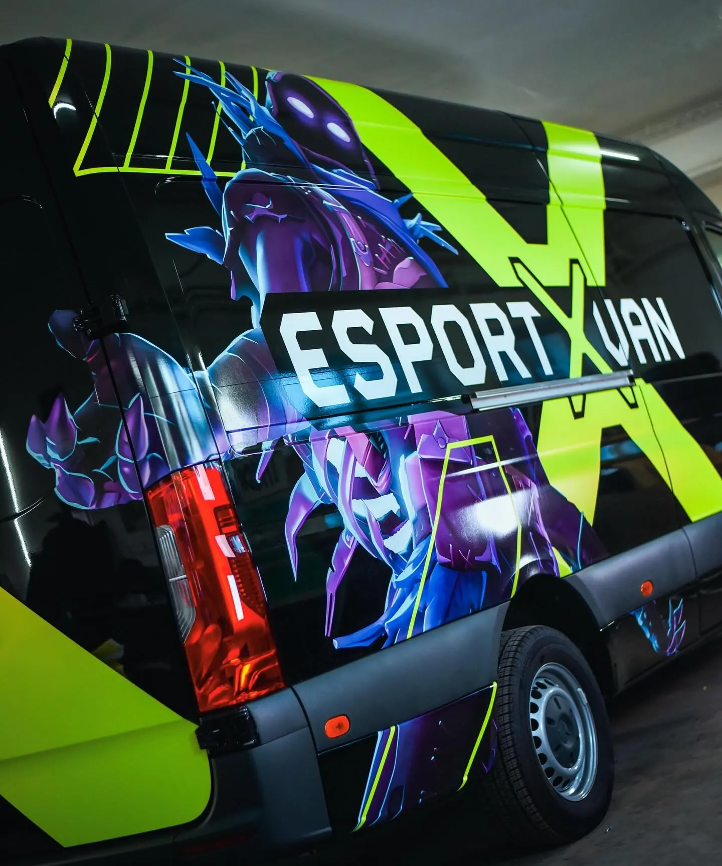 Dodávka s celoplošným reklamním polepem v barvách firmy ESPORT VAN