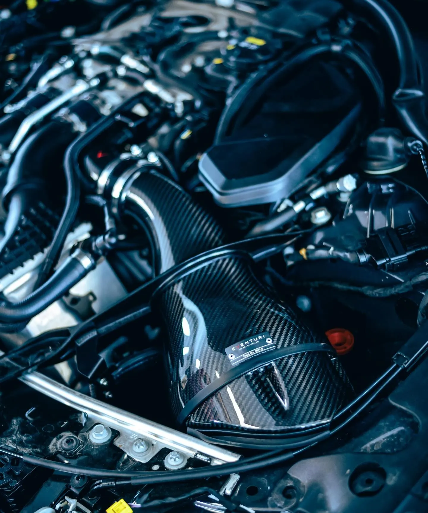 Karbonové sportovní sání namontované v motorovém prostoru vozu