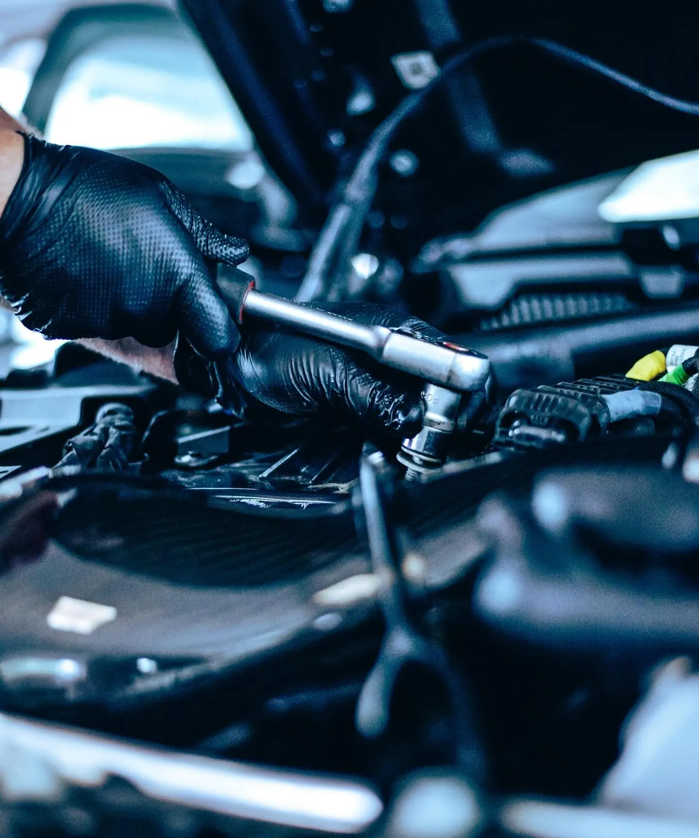 Technik dotahuje díly sání v motorovém prostoru vozu