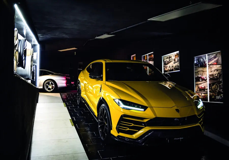 Showroom Autocentra Pařížská s vozem Lamborghini Urus