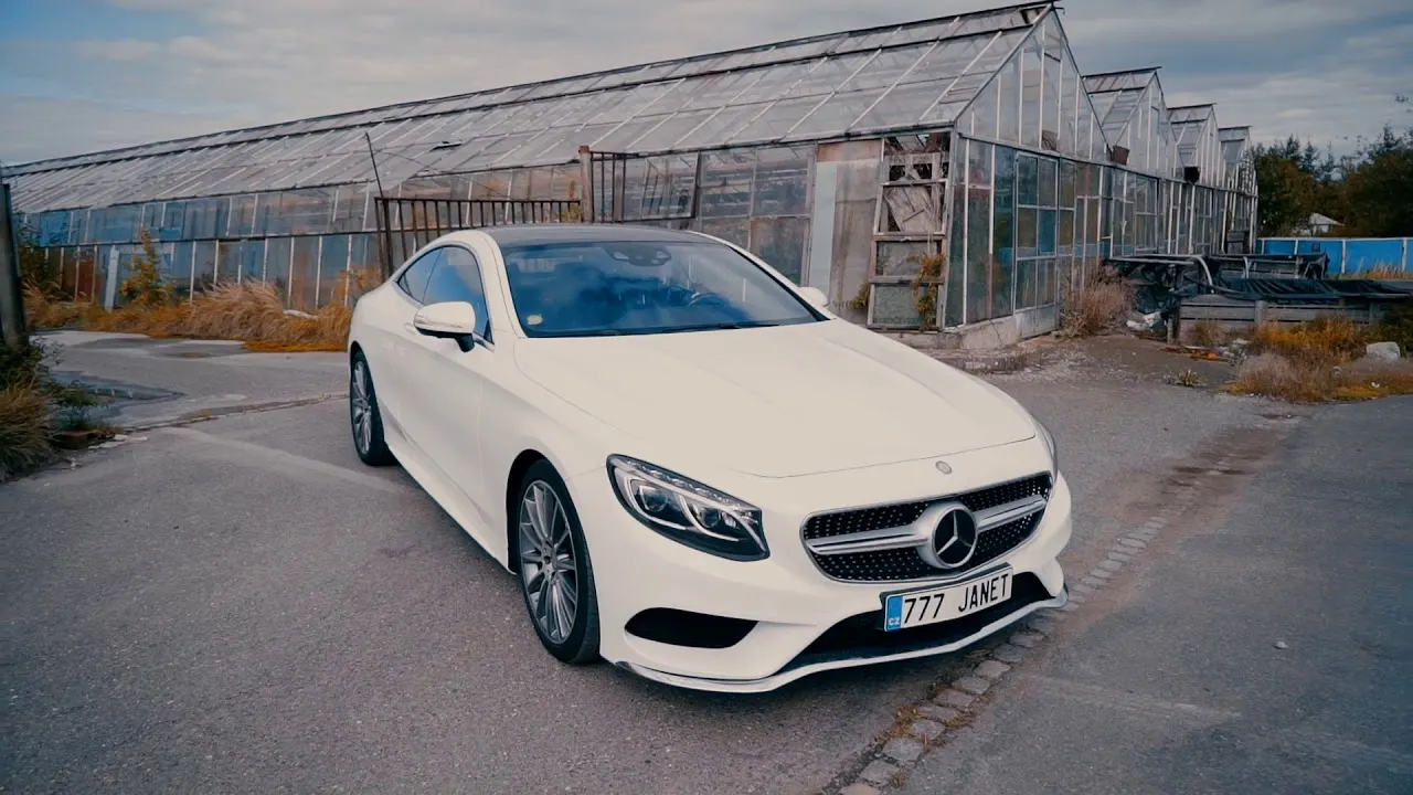 Mercedes-Benz S500 coupé po celopolepu bílou fólií, úvodní záběr z videa Autocentra Pařížská